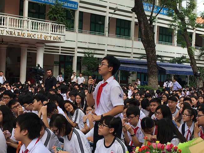 Con thi lớp 10, cha mẹ ‘ngồi trên đống lửa’