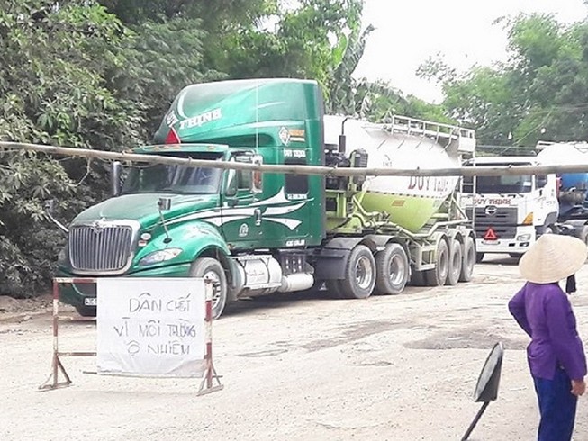 Đường bị chặn, các doanh nghiệp ‘khóc ròng’
