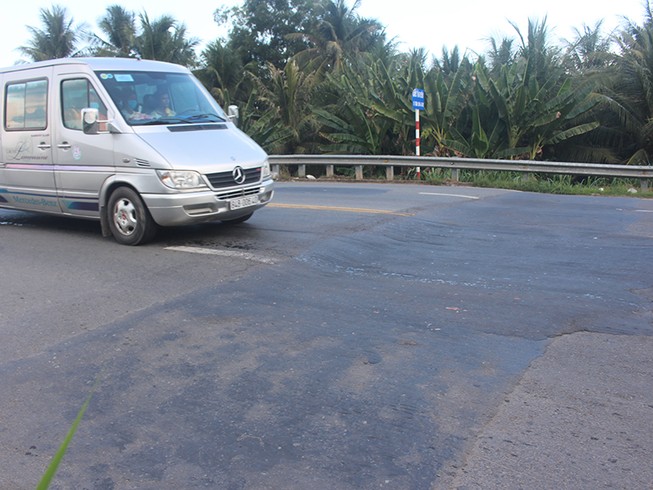 Mố cầu bị sụp, lún tại đường dẫn cầu Cổ Chiên