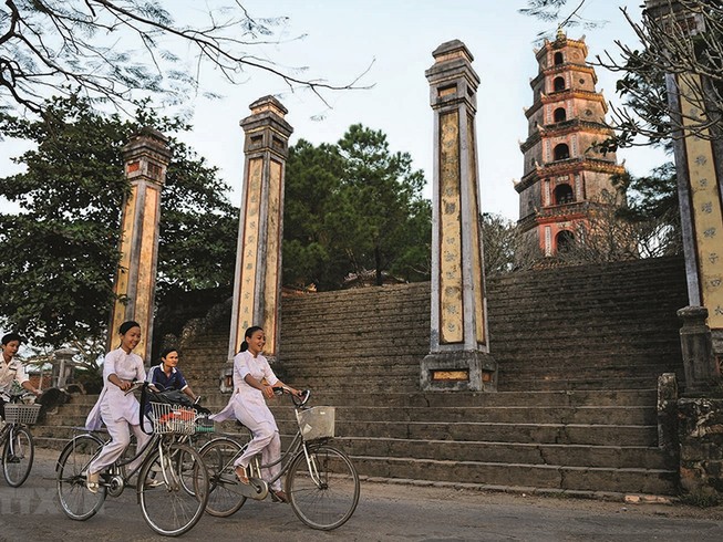 Nhiếp ảnh gia Pháp ra mắt sách ảnh chùa Việt Nam