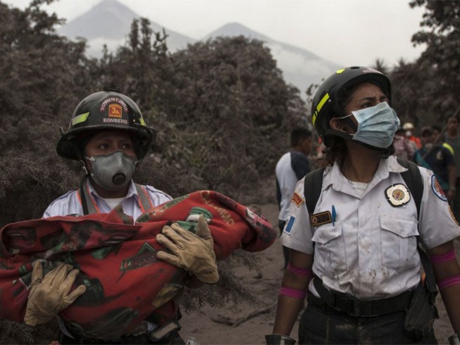 Núi lửa phun trào chôn vùi hàng chục gia đình tại Guatemala