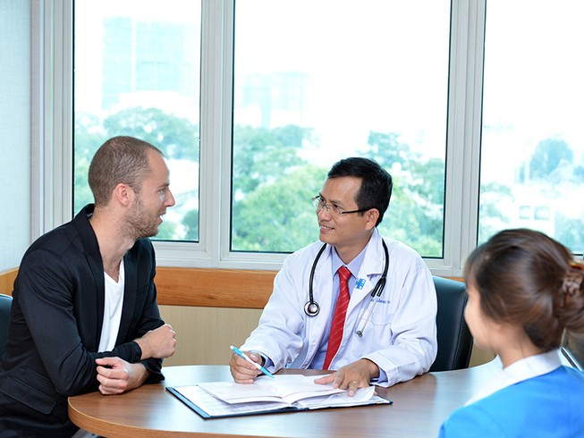 Khách Tây rủ nhau sang Việt Nam… chữa bệnh