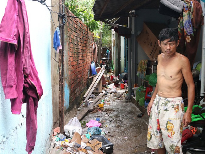 Mất ngủ vì sợ mưa xuống sẽ trôi máy giặt, tivi...