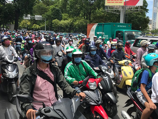 Nhiều điểm tụ tập đông người, giao thông ách tắc