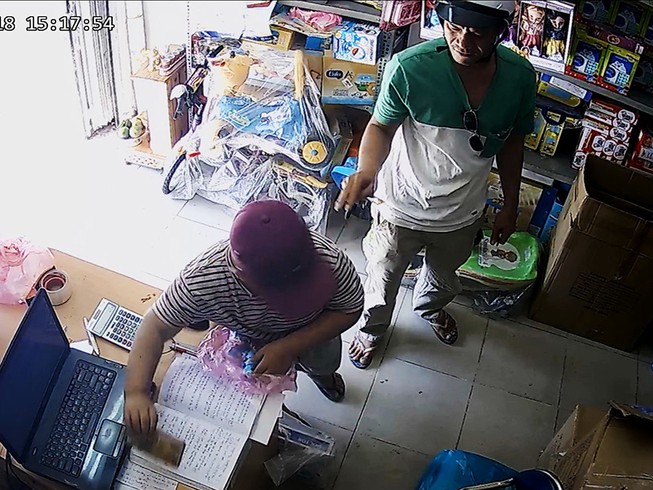 2 ‘cha con’ dàn cảnh ăn trộm khắp TP.HCM