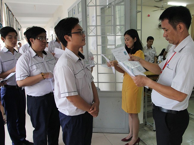 Mang theo ĐTDĐ tắt nguồn vẫn bị đình chỉ thi THPT
