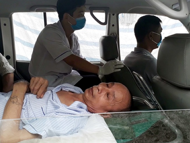 Áp giải kẻ dâm ô bé gái tới tòa bằng xe cứu thương