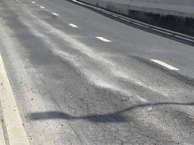 Đường dẫn cầu vượt Mỹ Thủy mới thông xe đã sụt lún?