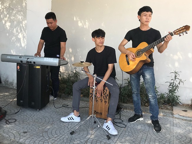 Chơi nhạc nơi công cộng có cần xin phép?