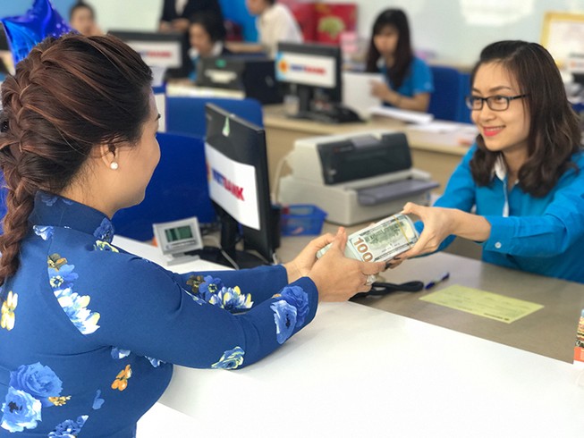 Tỉ giá nổi sóng: Chọn đôla Mỹ hay tiền Việt có lợi?