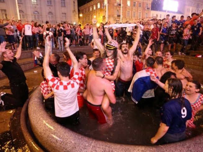 CĐV Croatia ngây ngất sau khi lật đổ tuyển Anh