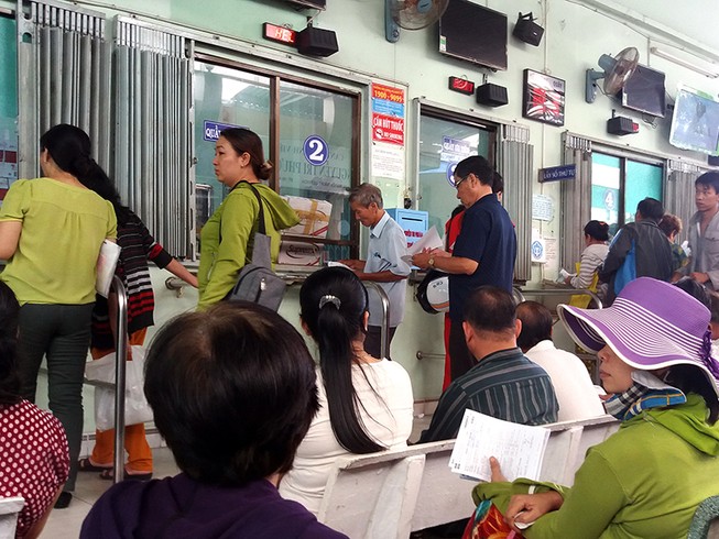 Giảm giá chữa bệnh nhưng dân lo, bệnh viện thì gồng mình