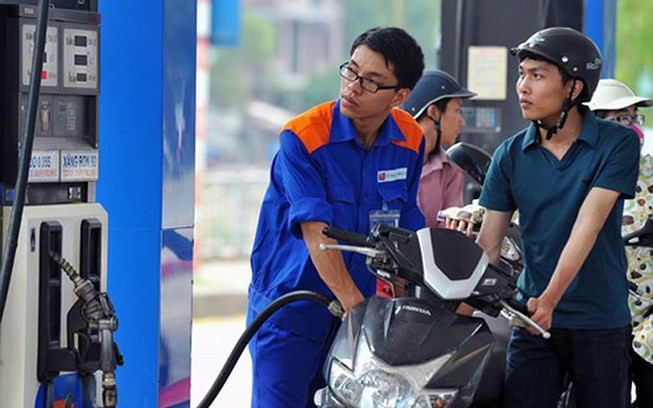 Tạm dừng biểu quyết tăng thuế kịch khung đối với xăng dầu