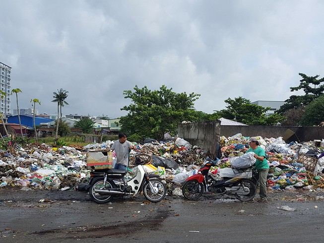 Rác gom về rồi lại tiếp tục hành dân