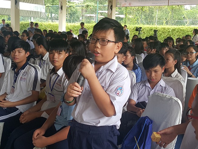 Nghe trẻ chất vấn người lớn