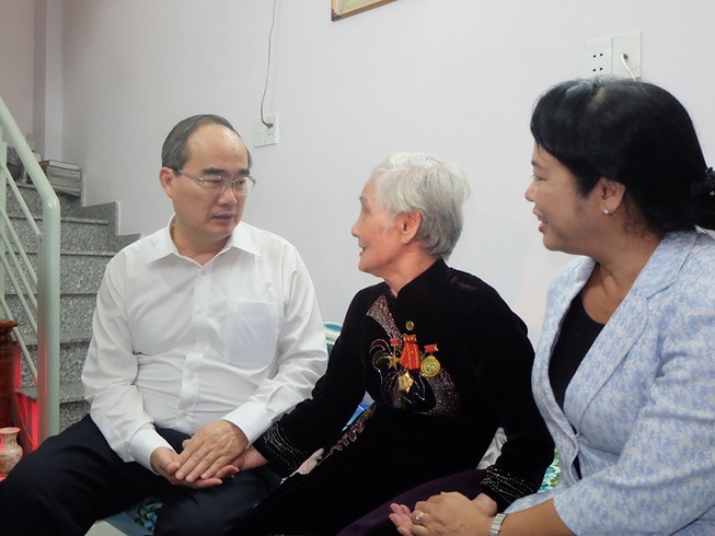Bí thư Nguyễn Thiện Nhân thăm gia đình chính sách