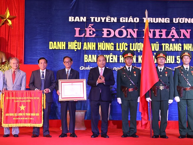 Ban Tuyên huấn Khu ủy Khu V đón nhận danh hiệu anh hùng