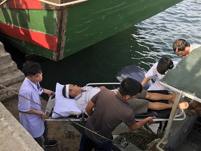 Bác sĩ bất chấp mạng sống ra đảo làm bà đỡ