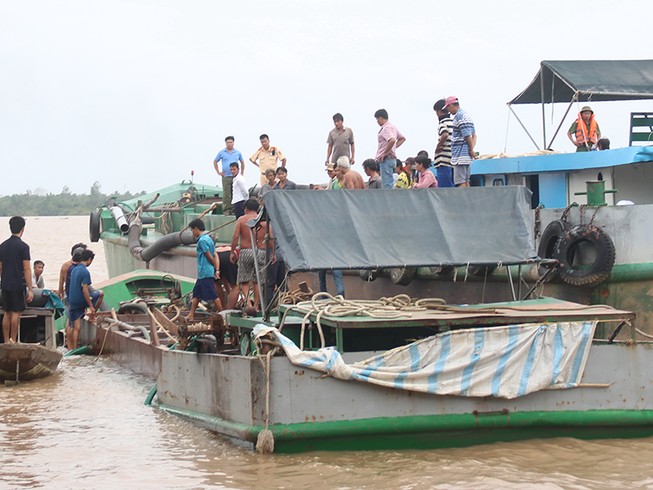 Hàng chục dân vây bắt, ẩu đả với ‘cát tặc’