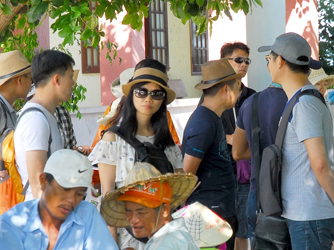 Hướng dẫn viên Trung Quốc lộng hành