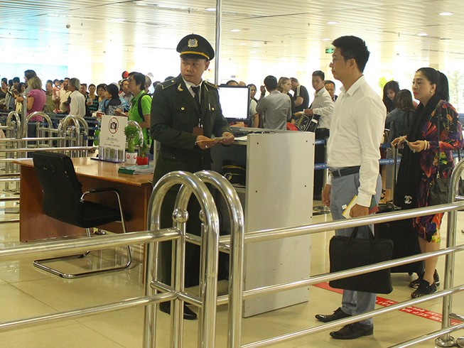 Dùng giấy tờ giả bị cấm bay vẫn chưa ngán