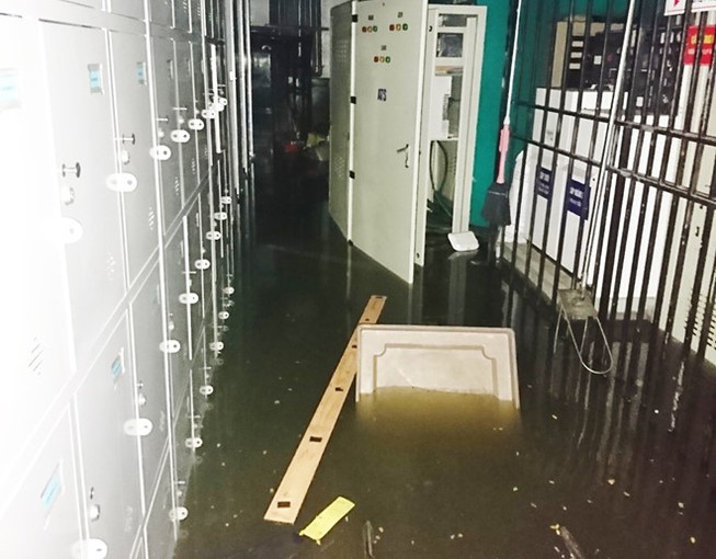 Hàng loạt tầng hầm khách sạn ngập nặng dù mưa không lớn