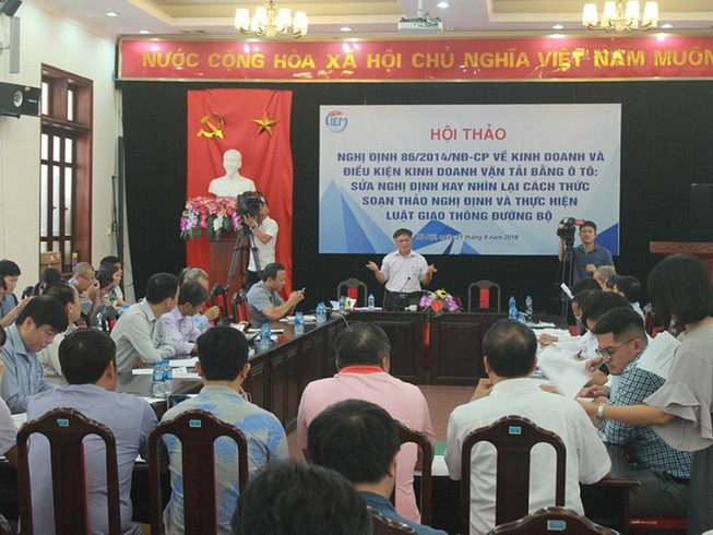 Quản Grab: Tranh cãi mãi vẫn ‘mù’ giải pháp