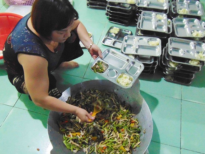 Bất an suất ăn sẵn cho công nhân