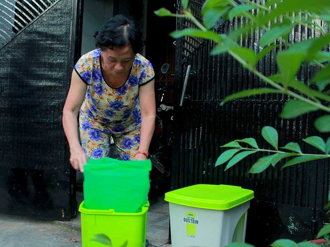 Phường đến tận nhà phát túi rác cho dân