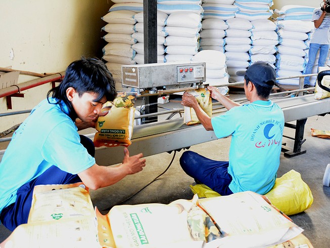 Trung Quốc tăng thuế sốc, gạo nếp Việt đình trệ