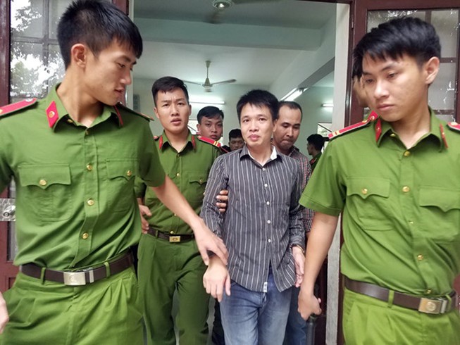 Mua hàng từ tàu ở nước ngoài về, tội gì?