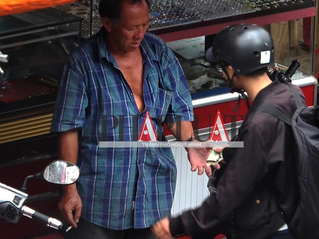 Phải cầm điện thoại để đưa tiền cho người bán nước dừa