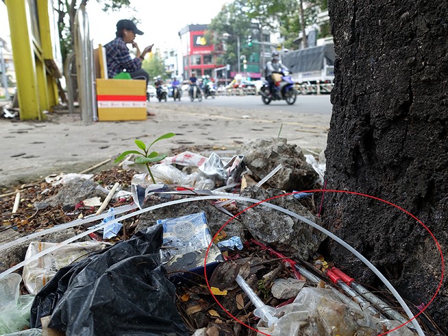 Kim tiêm ở trạm xe buýt