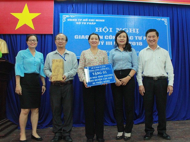 Sở Tư pháp TP.HCM trao nhà tình thương cho huyện Cần Giờ