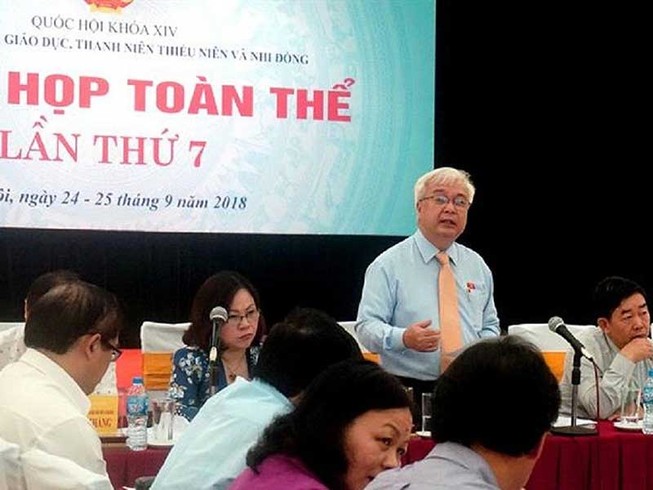Lợi nhuận khủng từ sách VNEN