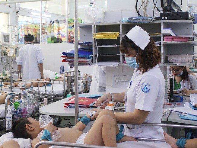 Gồng mình phong tỏa dịch tay-chân-miệng, ngăn trẻ tử vong