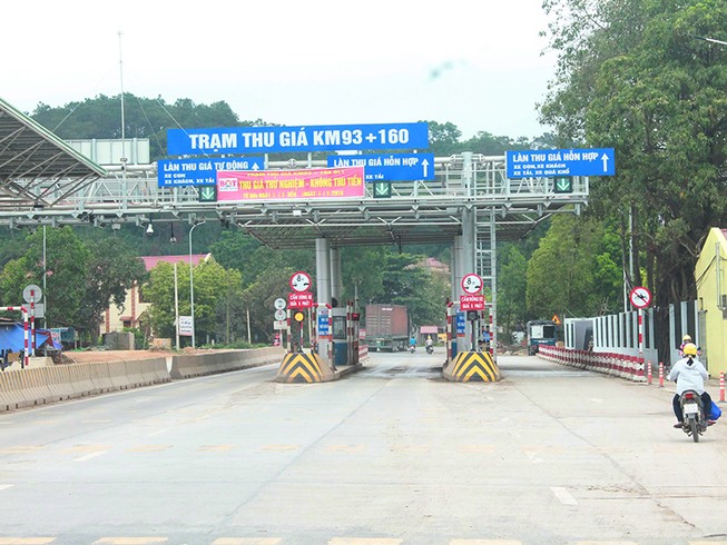 Không cưỡng chế dán thẻ thu phí không dừng đối với ô tô
