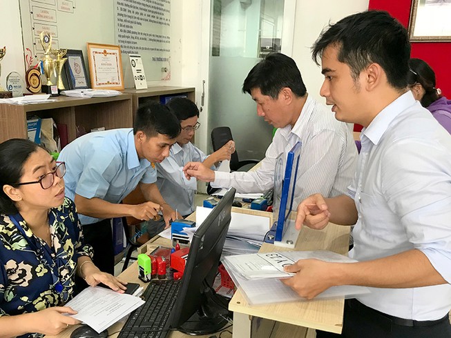 Cán bộ phường mỏi tay ký sao y