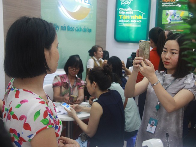 Hết khổ sở chụp ảnh chính chủ