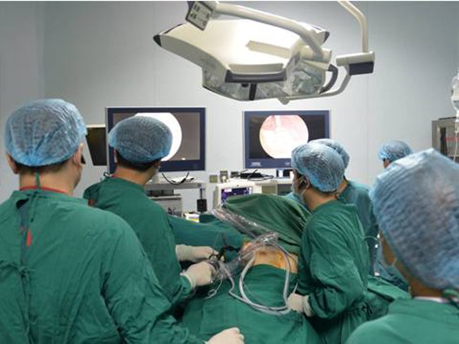 Việt Nam là nước đầu tiên mổ nội soi tuyến giáp một lỗ