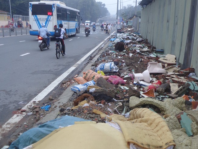 Bãi rác khổng lồ giữa phố