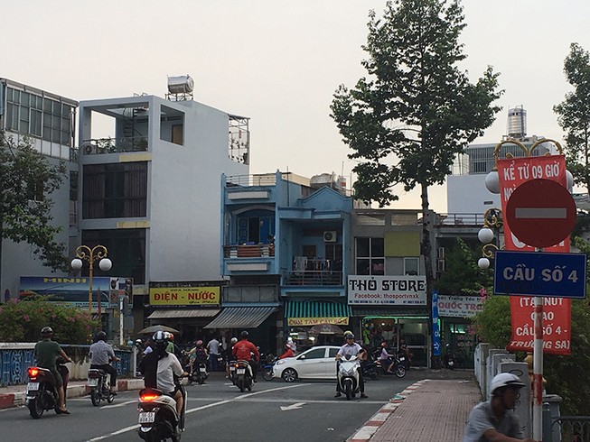 Ngang nhiên chạy ngược chiều nhưng không bị phạt!