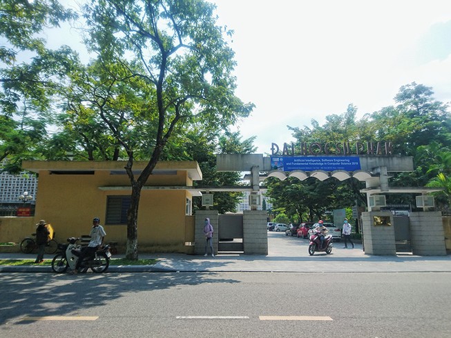 Sinh viên tố giảng viên nâng điểm cho em trai