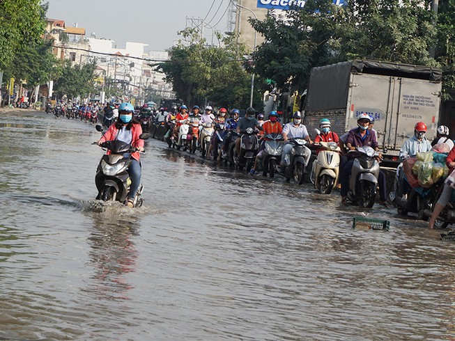 Căng mình chống chọi với triều cường
