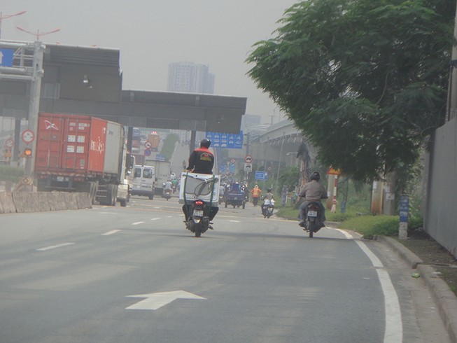 Làm xiếc trên xa lộ Hà Nội