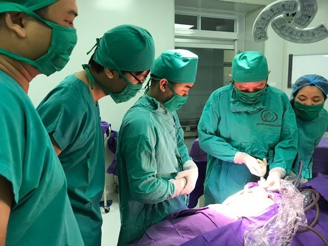 Phẫu thuật cắt u quái cho bé 1 ngày tuổi