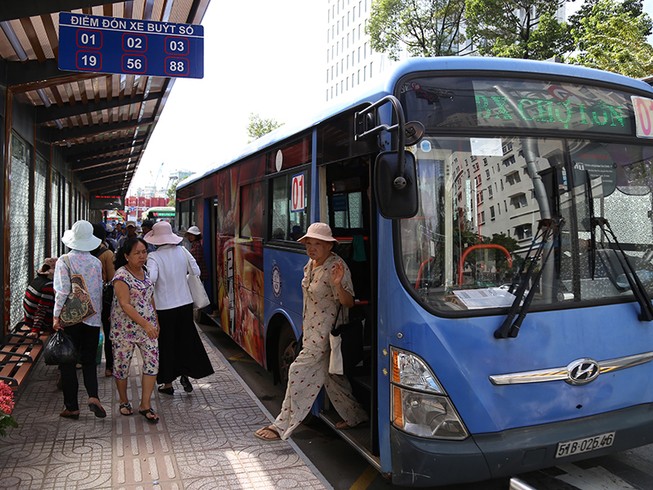 Vì sao xe buýt ‘lép vế’ trước xe ôm công nghệ?