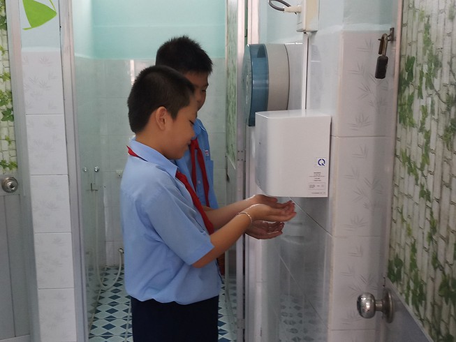 Thích thú với nhà vệ sinh ‘hạng sang’ ở trường học