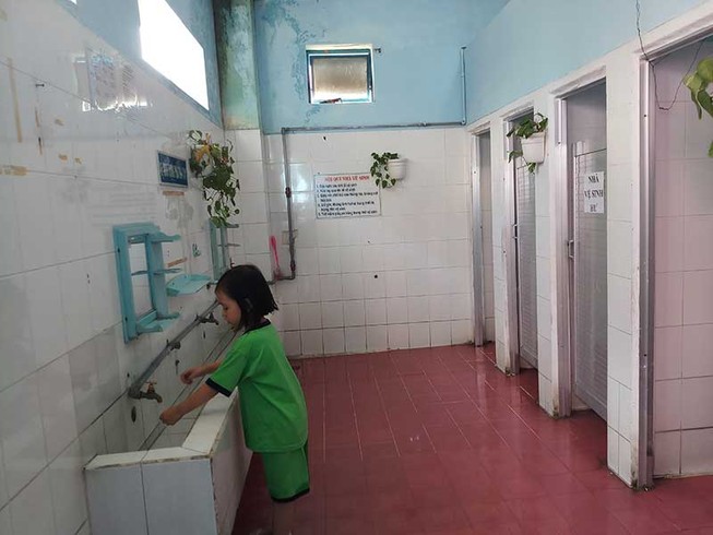 Học sinh nhịn tiểu vì nhà vệ sinh quá hôi