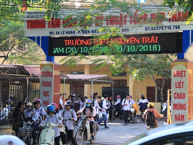 Cho 7 học sinh xúc phạm thầy cô trên Facebook đi học lại